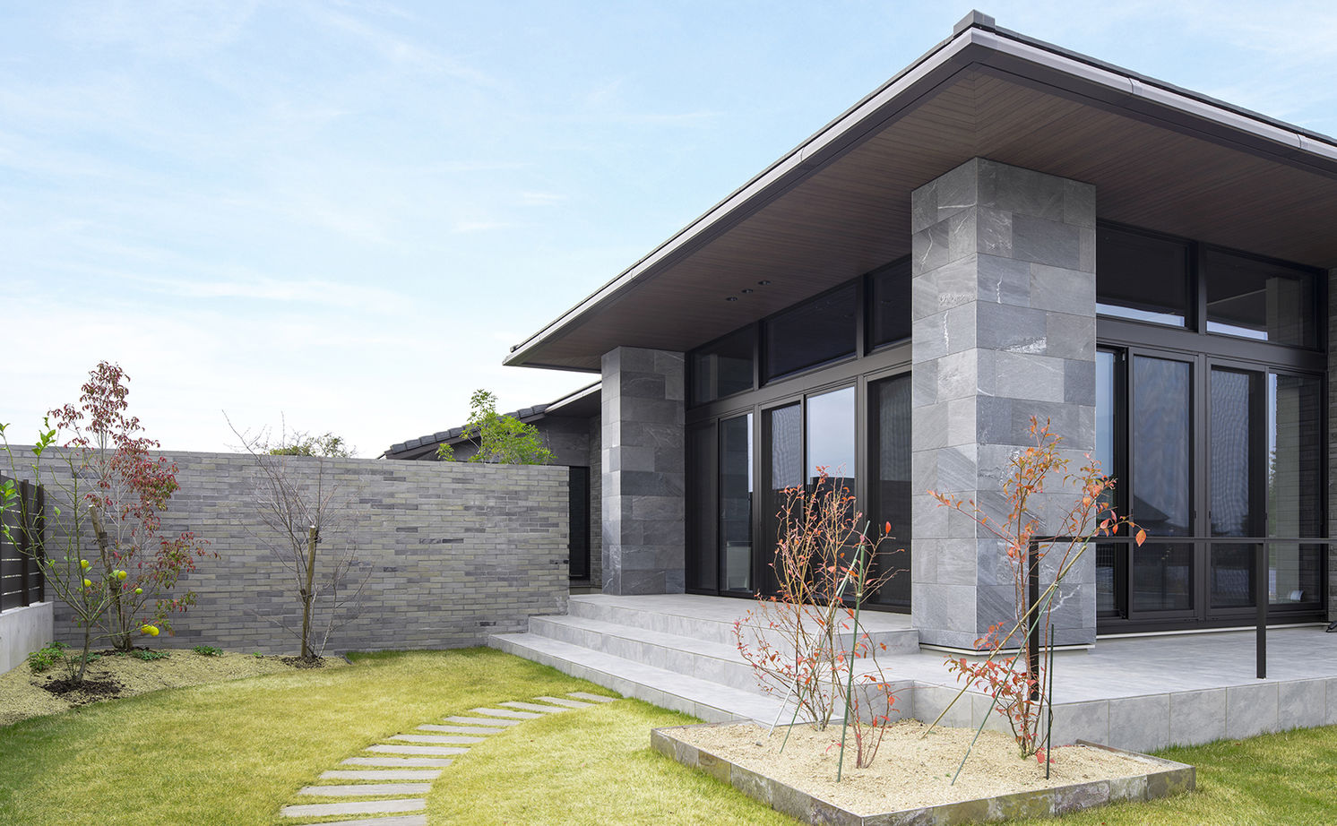 ミサワホーム 【大開口/高天井/平屋】庭とつながる開放的なリビングで、自然を感じて暮らす邸宅の建築実例画像12