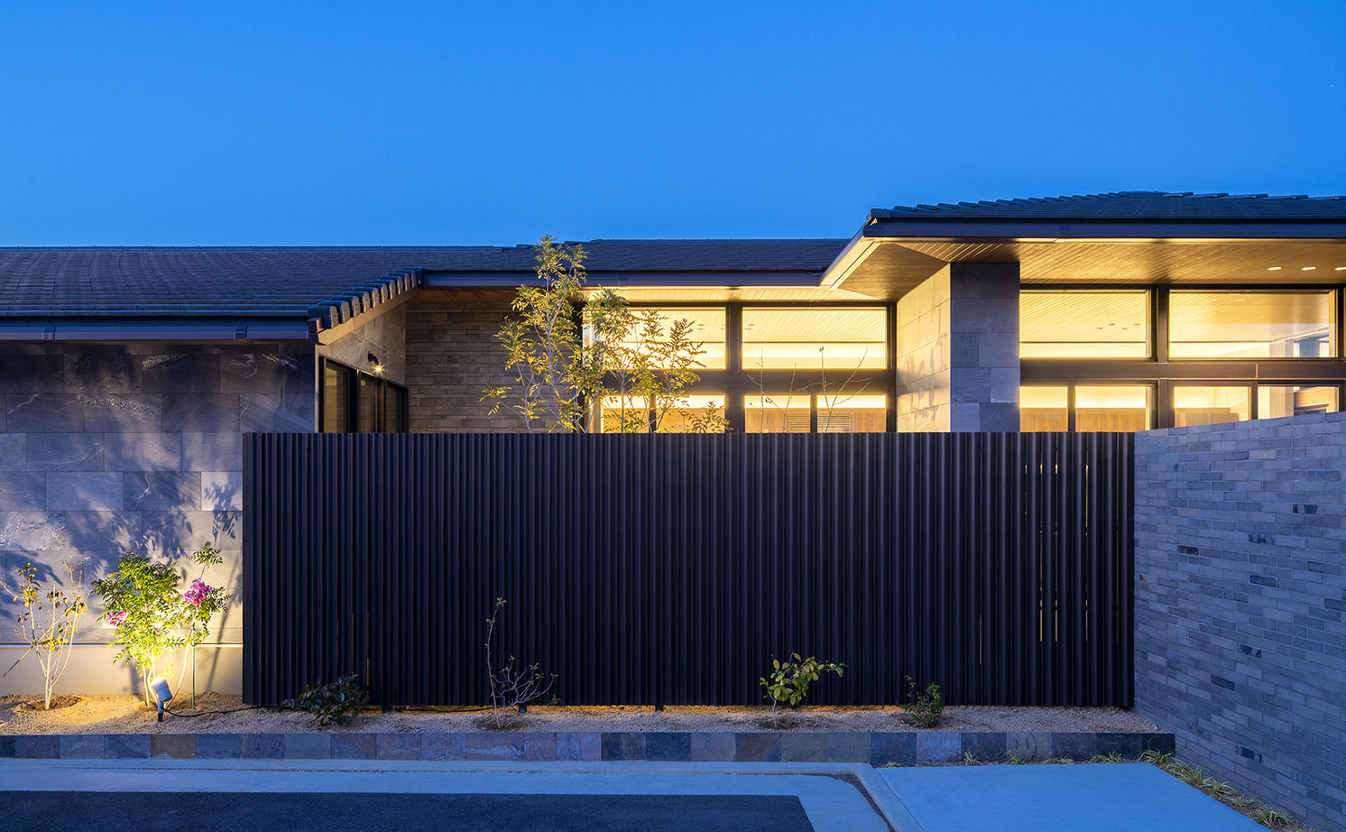 ミサワホーム 【大開口/高天井/平屋】庭とつながる開放的なリビングで、自然を感じて暮らす邸宅の建築実例画像13