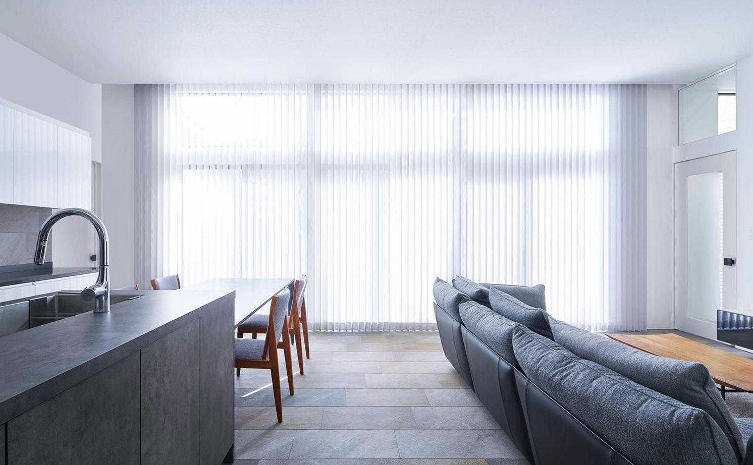 ミサワホーム 【蔵のある家/大収納/中庭】生活空間を美しく保つ収納計画と、細部まで整えられたシンプルデザインの建築実例画像3