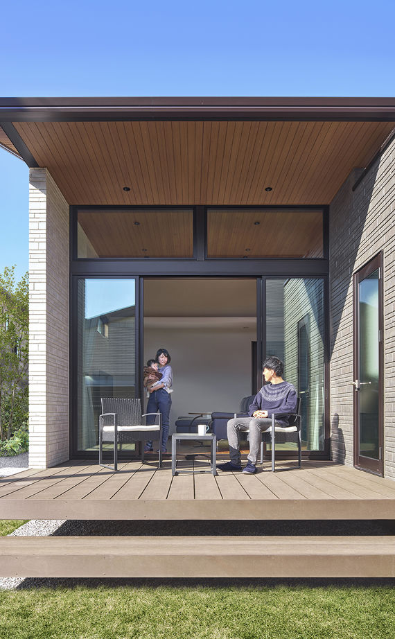 ミサワホーム 【大収納/30坪/高天井】子育て夫婦が選んだ平屋スタイル。自然を身近に楽しむ、庭とウッドデッキのある生活の建築実例画像2