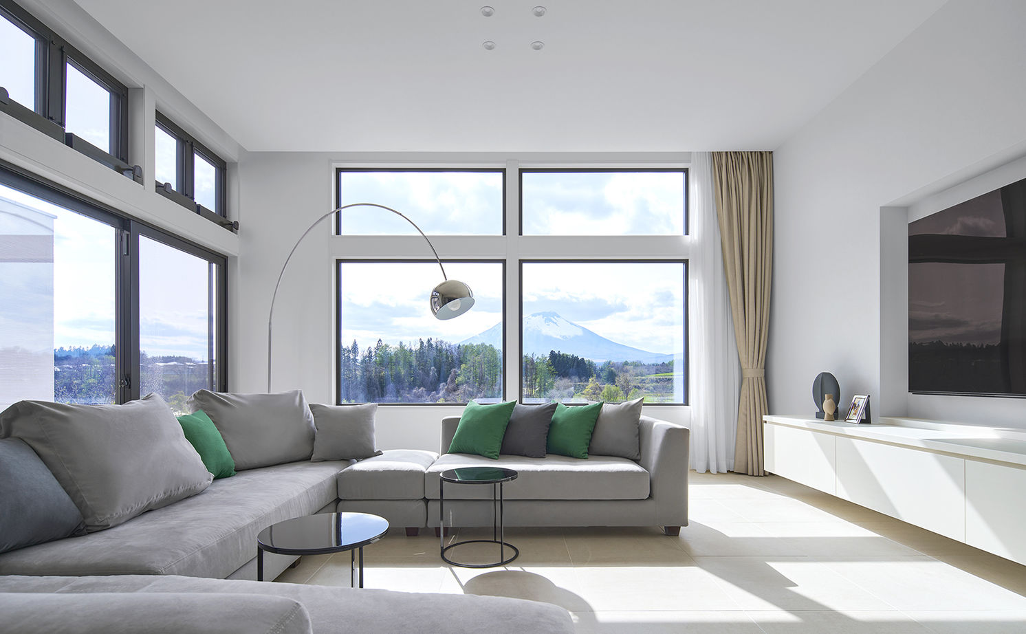 ミサワホーム 【大開口・高天井/シンプルデザイン/高断熱】美しい自然を借景とした、眺めのいい住まいの建築実例画像8