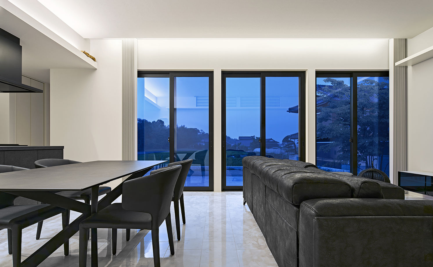 ミサワホーム 【大開口・高天井／高断熱／ペットと暮らす】田園風景を眺め、サウナやホームジムで自分時間を楽しむ住まいの建築実例画像3