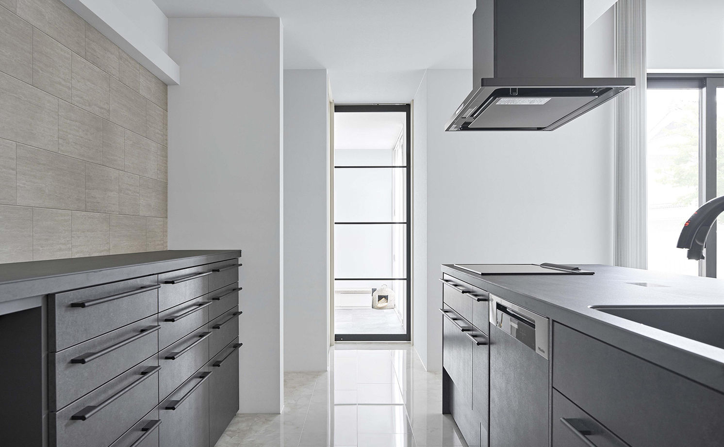 ミサワホーム 【大開口・高天井／高断熱／ペットと暮らす】田園風景を眺め、サウナやホームジムで自分時間を楽しむ住まいの建築実例画像4