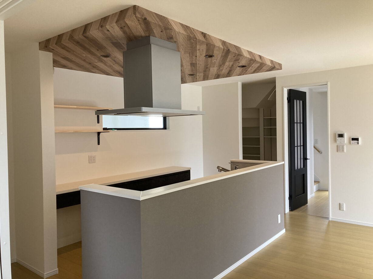 アルホームサービス（シンプルノート茨木・高槻スタジオ） 大阪府三島郡｜1900万円台｜狭小地｜アイランド風キッチンに家族が集い、会話が弾む家の建築実例画像2