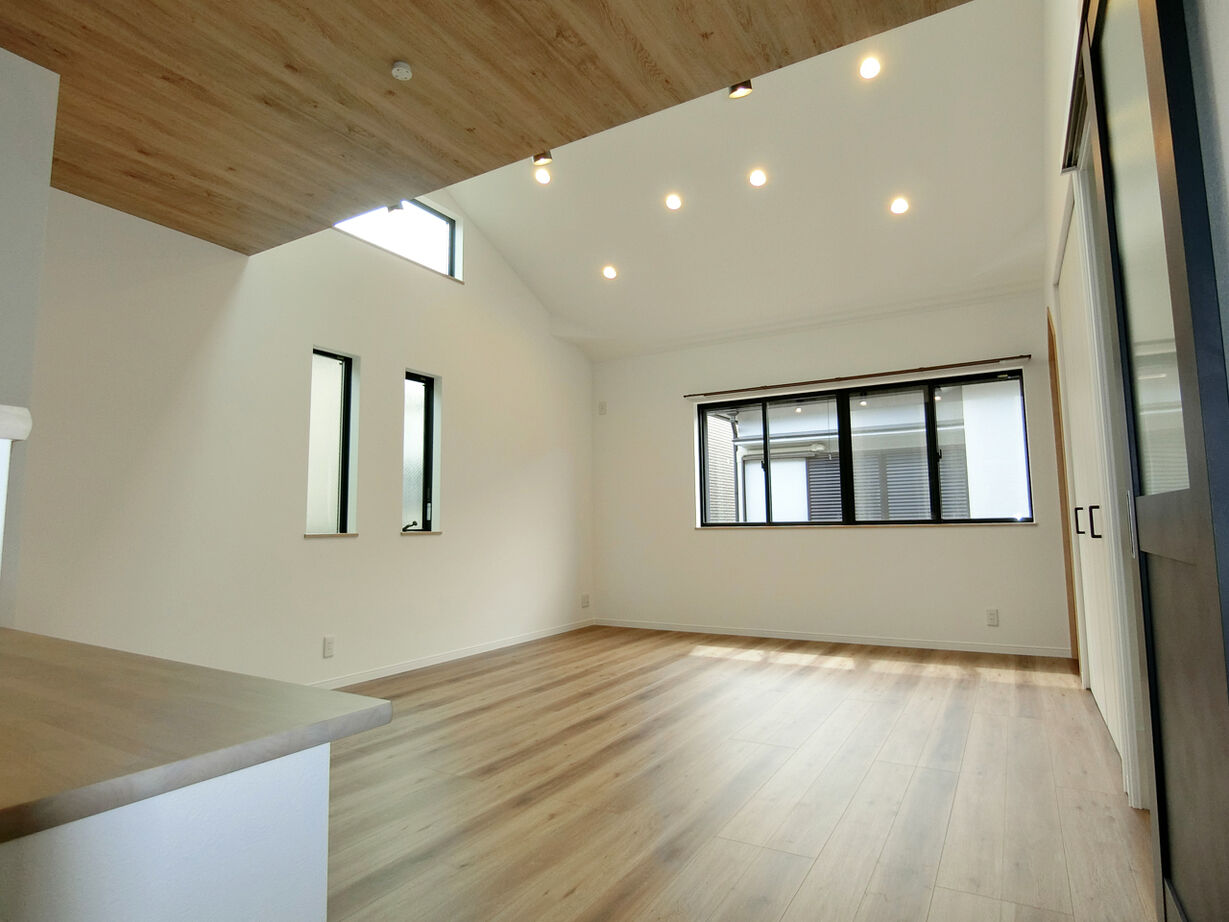 アルホームサービス（シンプルノート茨木・高槻スタジオ） 茨木市｜1900万円台｜狭小地｜間取り図あり｜青空の下でアウトドアを楽しむスカイバルコニーのある家の建築実例画像2