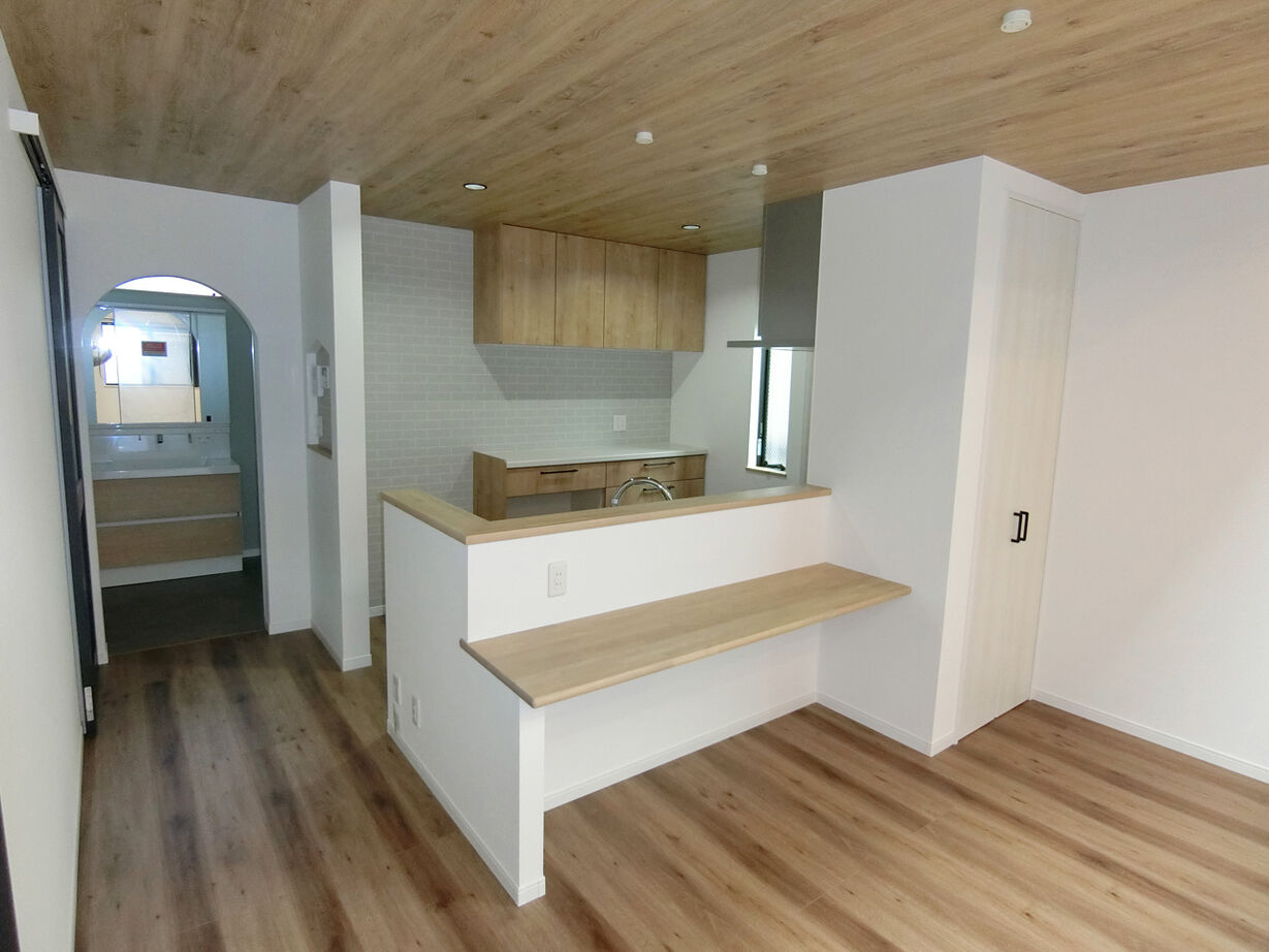 アルホームサービス（シンプルノート茨木・高槻スタジオ） 茨木市｜1900万円台｜狭小地｜間取り図あり｜青空の下でアウトドアを楽しむスカイバルコニーのある家の建築実例画像3