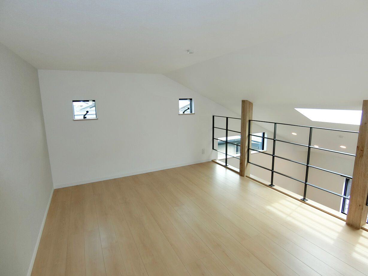 アルホームサービス（シンプルノート茨木・高槻スタジオ） 茨木市｜1900万円台｜狭小地｜間取り図あり｜青空の下でアウトドアを楽しむスカイバルコニーのある家の建築実例画像4