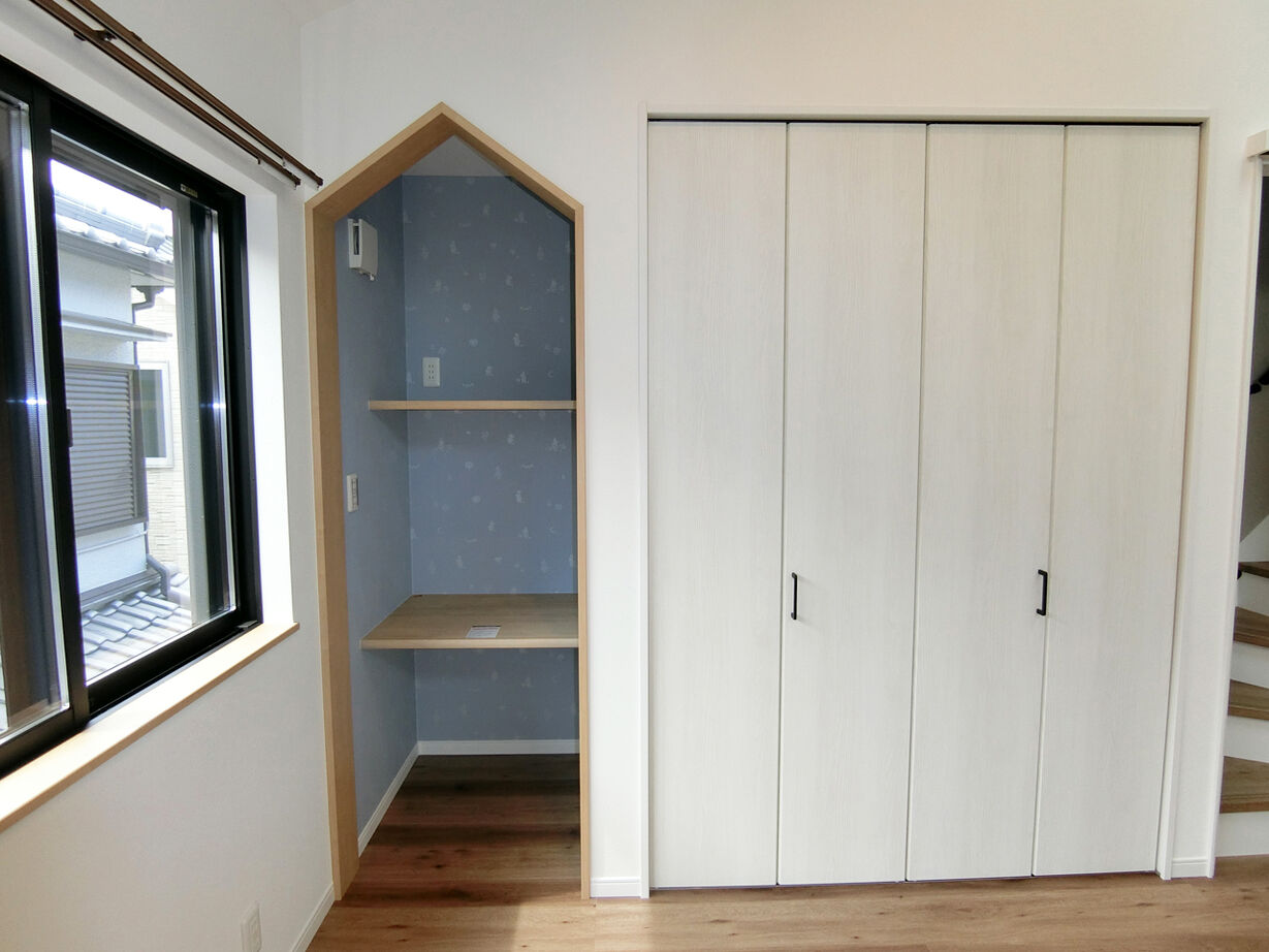 アルホームサービス（シンプルノート茨木・高槻スタジオ） 茨木市｜1900万円台｜狭小地｜間取り図あり｜青空の下でアウトドアを楽しむスカイバルコニーのある家の建築実例画像5