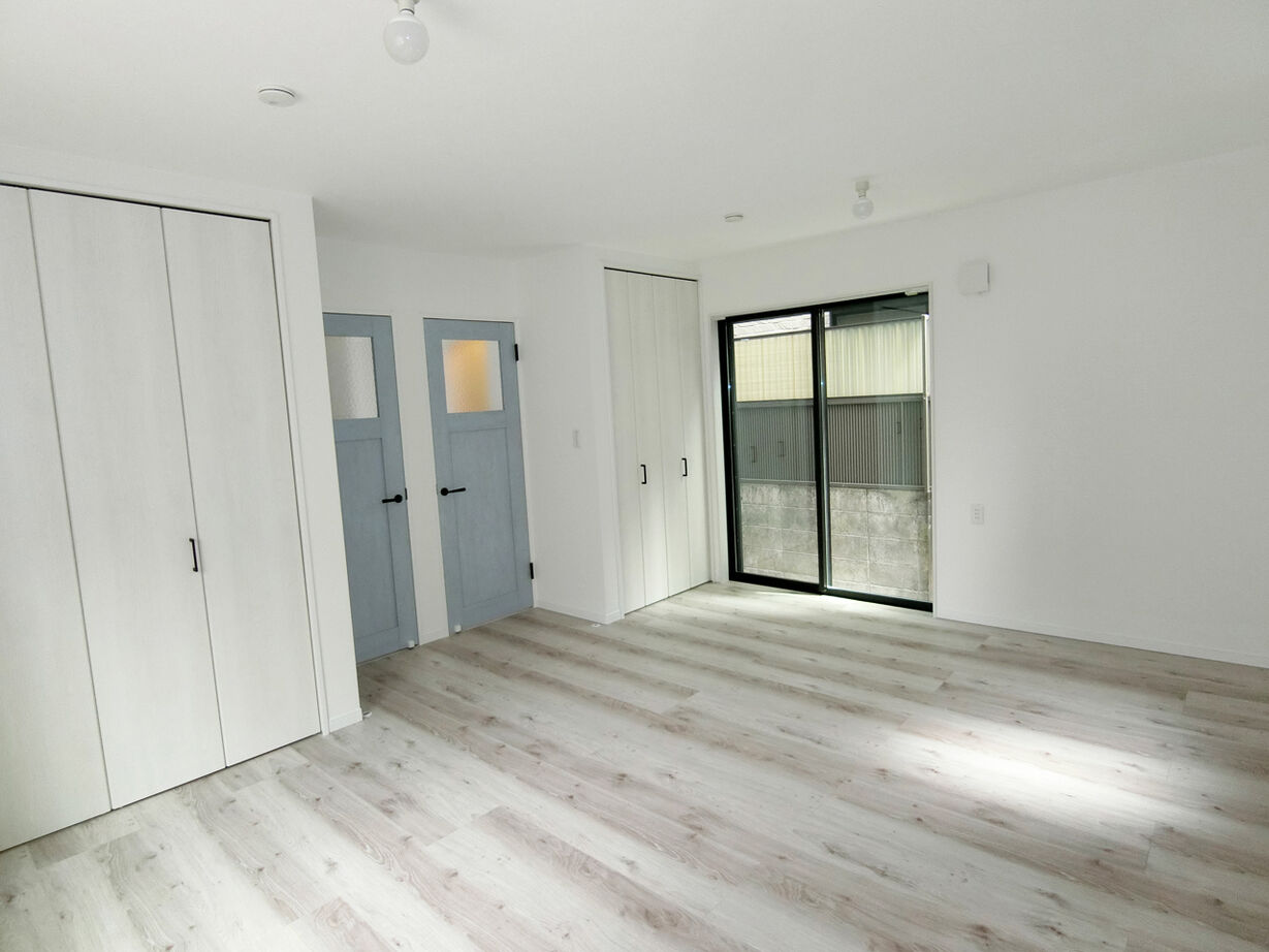 アルホームサービス（シンプルノート茨木・高槻スタジオ） 茨木市｜1900万円台｜狭小地｜間取り図あり｜青空の下でアウトドアを楽しむスカイバルコニーのある家の建築実例画像7