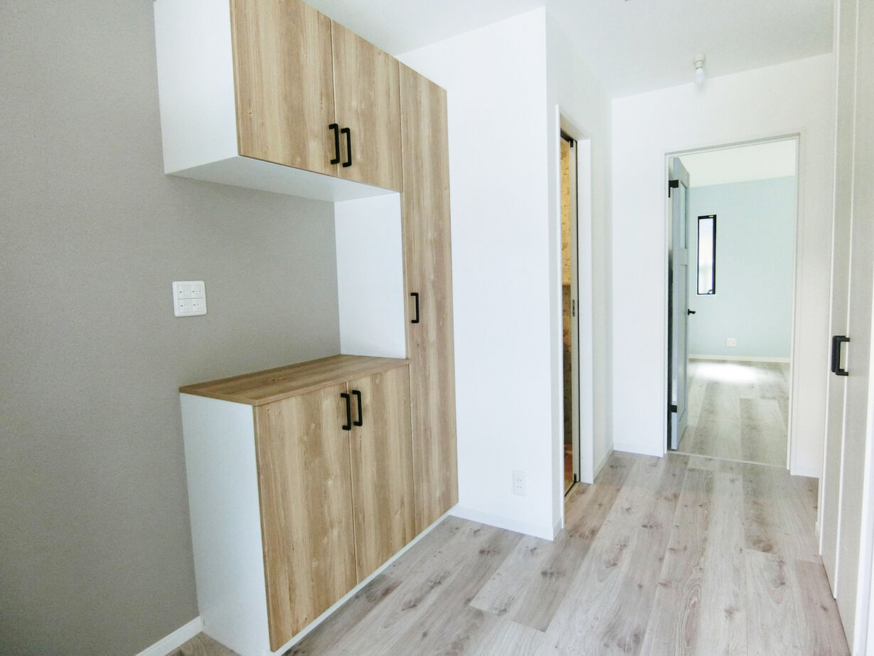 アルホームサービス（シンプルノート茨木・高槻スタジオ） 茨木市｜1900万円台｜狭小地｜間取り図あり｜青空の下でアウトドアを楽しむスカイバルコニーのある家の建築実例画像8