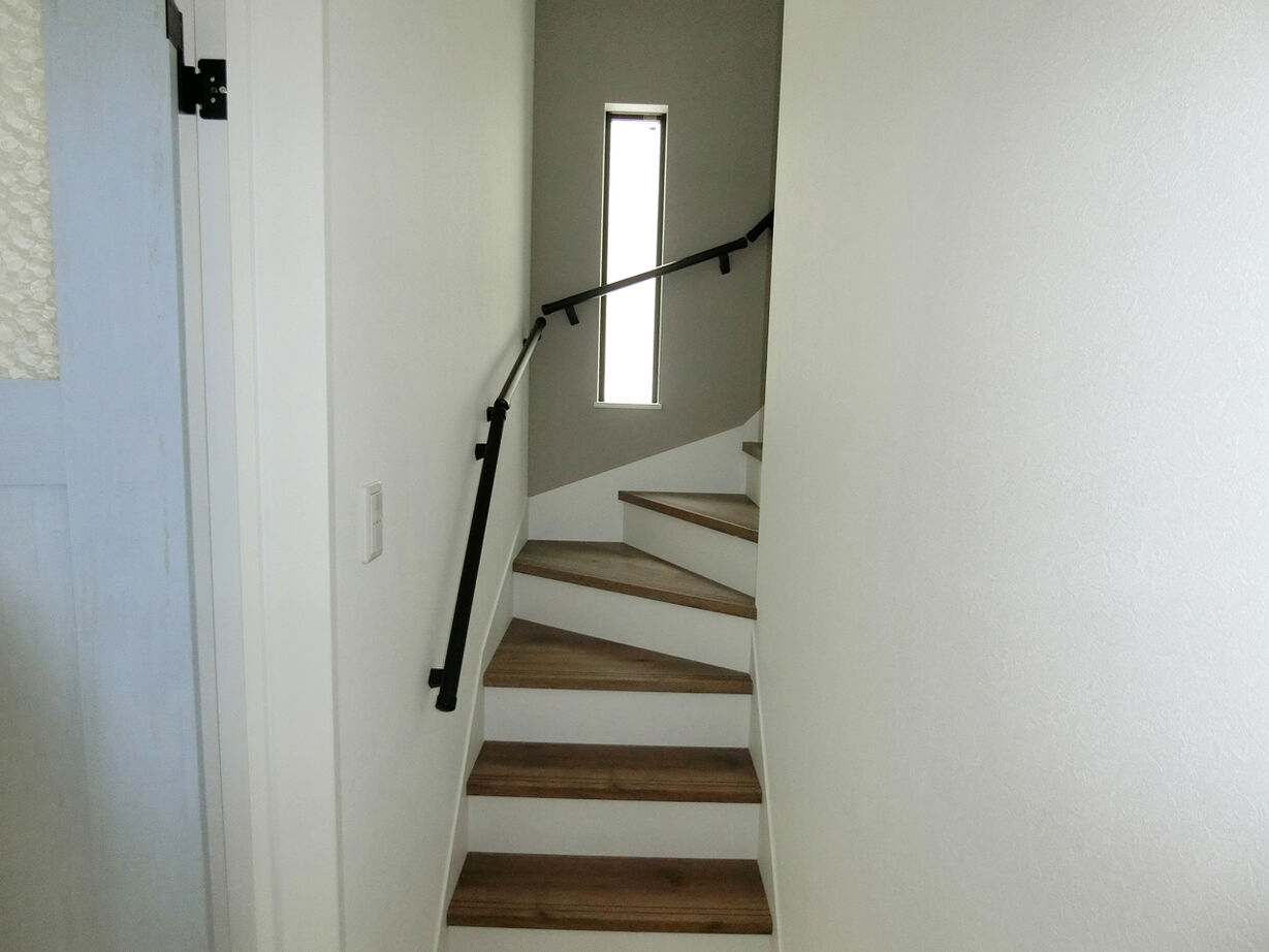 アルホームサービス（シンプルノート茨木・高槻スタジオ） 茨木市｜1900万円台｜狭小地｜間取り図あり｜青空の下でアウトドアを楽しむスカイバルコニーのある家の建築実例画像9