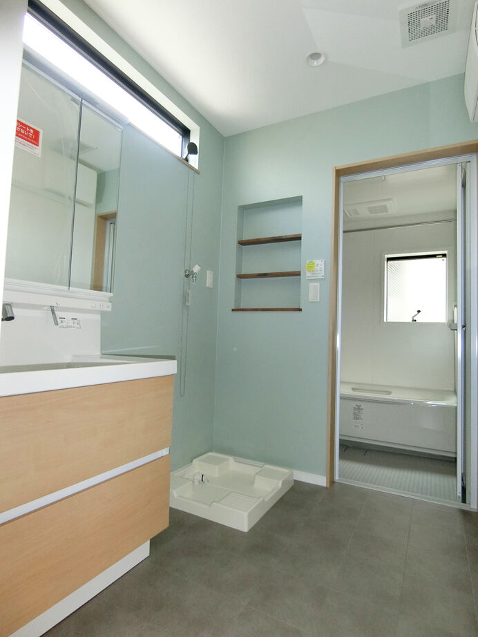 アルホームサービス（シンプルノート茨木・高槻スタジオ） 茨木市｜1900万円台｜狭小地｜間取り図あり｜青空の下でアウトドアを楽しむスカイバルコニーのある家の建築実例画像10