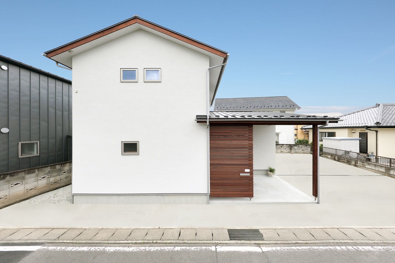 WABIKA/廣神建設（ひろかみけんせつ） 【和モダン】プライバシーに配慮した、白い美しい外観の住まいの建築実例画像