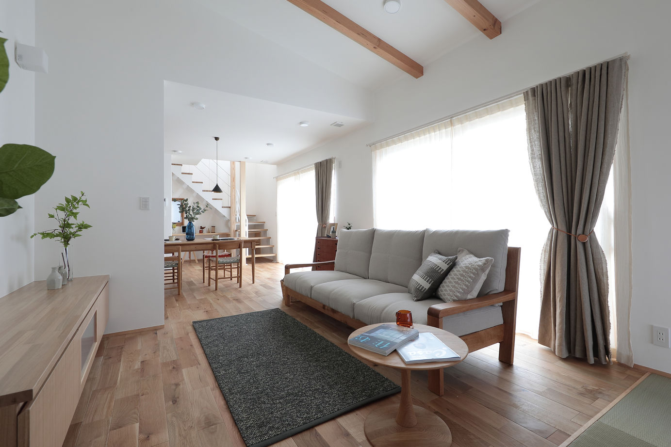 WABIKA/廣神建設（ひろかみけんせつ） 【和モダン】プライバシーに配慮した、白い美しい外観の住まいの建築実例画像2