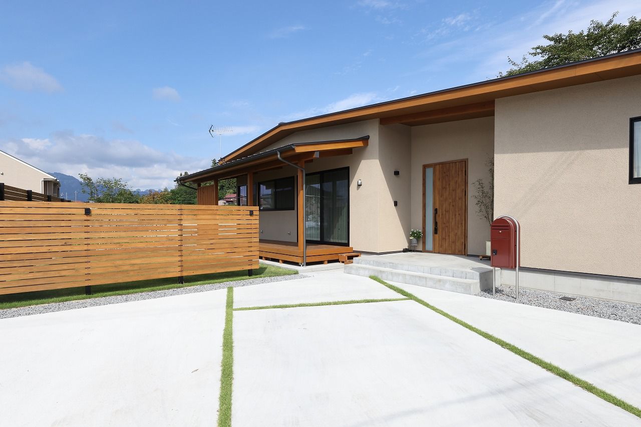 WABIKA/廣神建設（ひろかみけんせつ） 【本体価格2000万円台/28.8坪】庭とつながる広々デッキの平屋の建築実例画像1