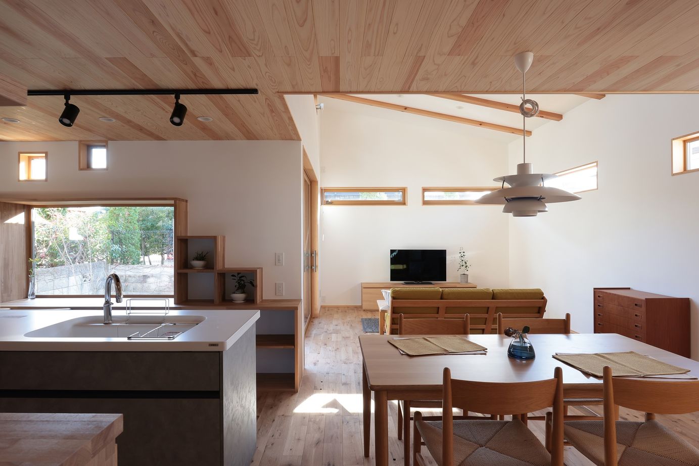 WABIKA/廣神建設（ひろかみけんせつ） 木の香りと温かさに包まれる家。愛猫と描く、憩いと安らぎの空間の建築実例画像2