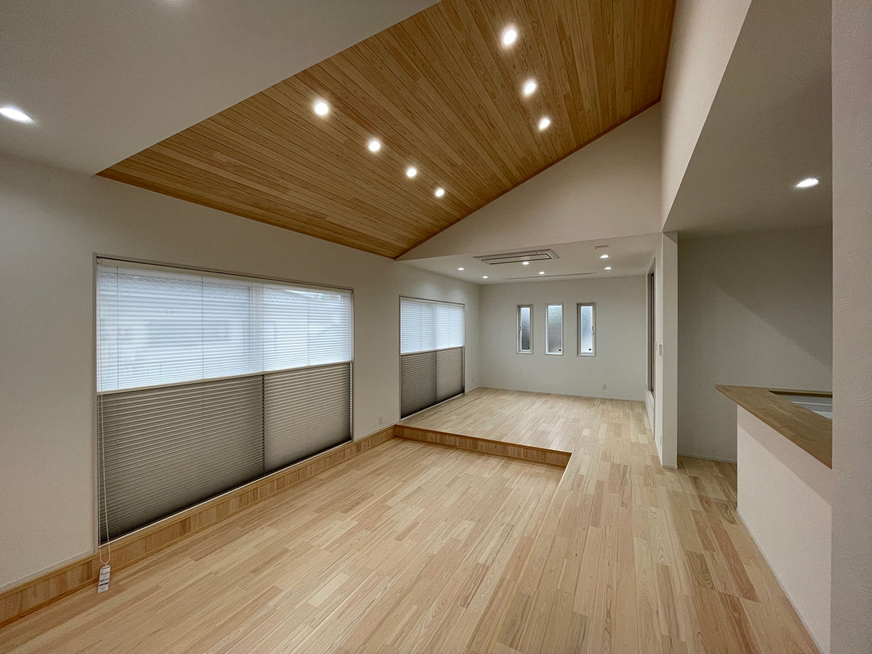 TOYO HOUSE（いわき・北茨城・双葉郡一部） いわき市2000万円台／延床30坪以下の29.3坪/平屋】勾配天井を活かしたゆとりのLDK。檜の香りに包まれ、リラックスした暮らしをの建築実例画像2