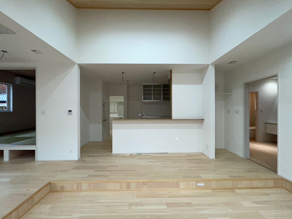 TOYO HOUSE（いわき・北茨城・双葉郡一部） いわき市2000万円台／延床30坪以下の29.3坪/平屋】勾配天井を活かしたゆとりのLDK。檜の香りに包まれ、リラックスした暮らしをの建築実例画像3