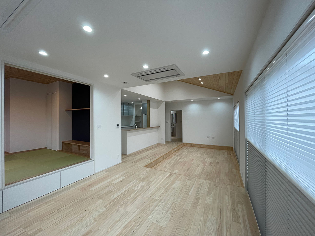 TOYO HOUSE（いわき・北茨城・双葉郡一部） いわき市2000万円台／延床30坪以下の29.3坪/平屋】勾配天井を活かしたゆとりのLDK。檜の香りに包まれ、リラックスした暮らしをの建築実例画像4