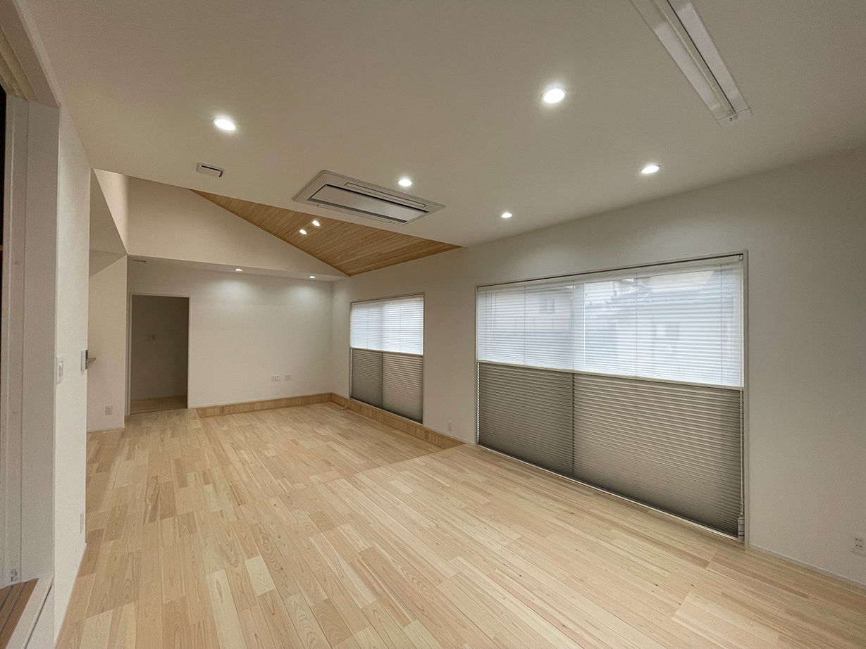 TOYO HOUSE（いわき・北茨城・双葉郡一部） いわき市2000万円台／延床30坪以下の29.3坪/平屋】勾配天井を活かしたゆとりのLDK。檜の香りに包まれ、リラックスした暮らしをの建築実例画像5