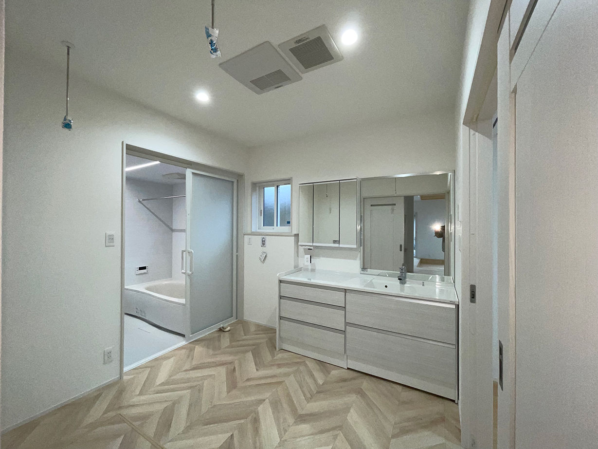 TOYO HOUSE（いわき・北茨城・双葉郡一部） いわき市2000万円台／延床30坪以下の29.3坪/平屋】勾配天井を活かしたゆとりのLDK。檜の香りに包まれ、リラックスした暮らしをの建築実例画像8