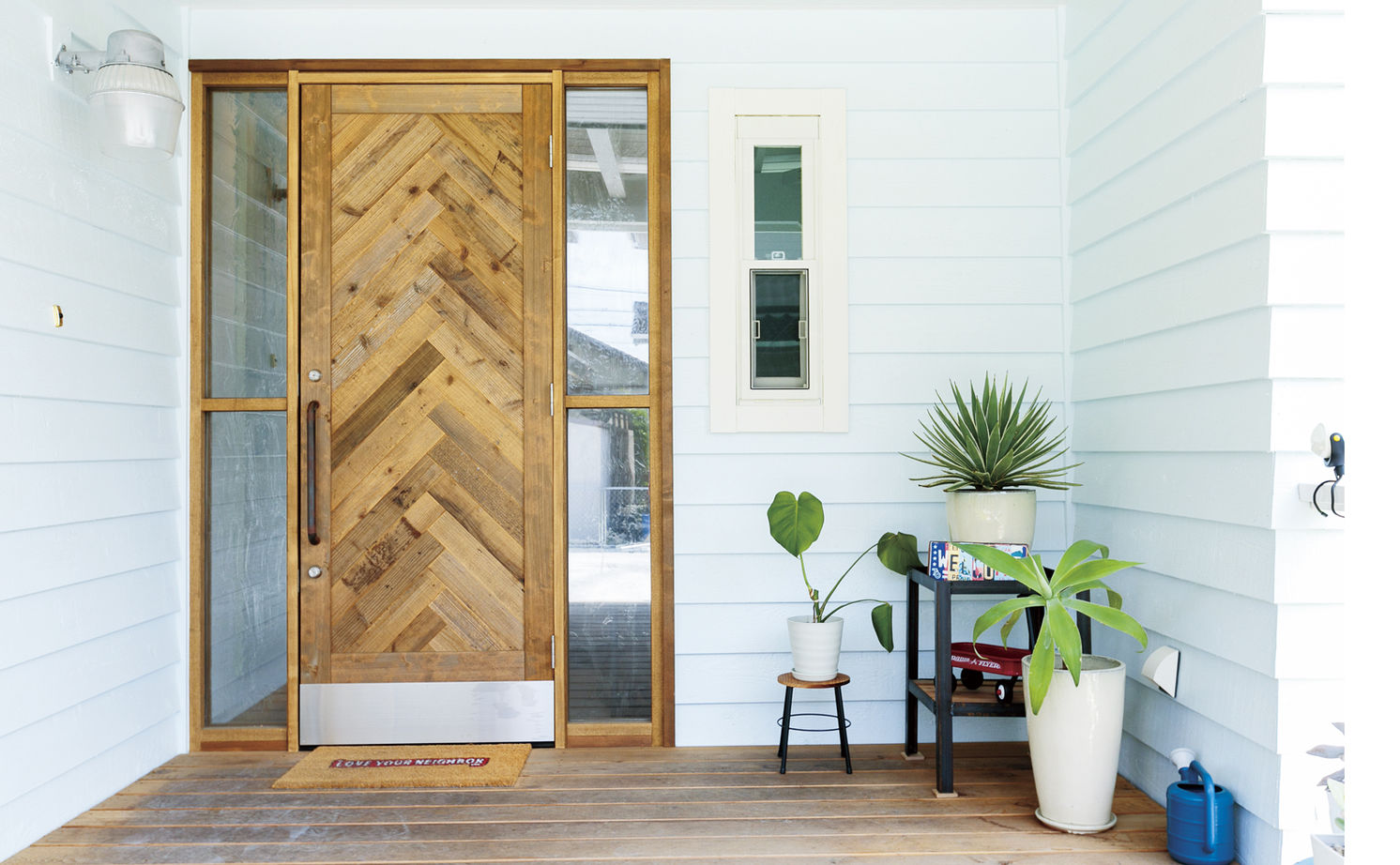 富士ホームズデザイン ここだけアメリカ？大きな三角屋根と開放的に外に繋がる広いウッドデッキテラスのアメリカンハウスの建築実例画像3