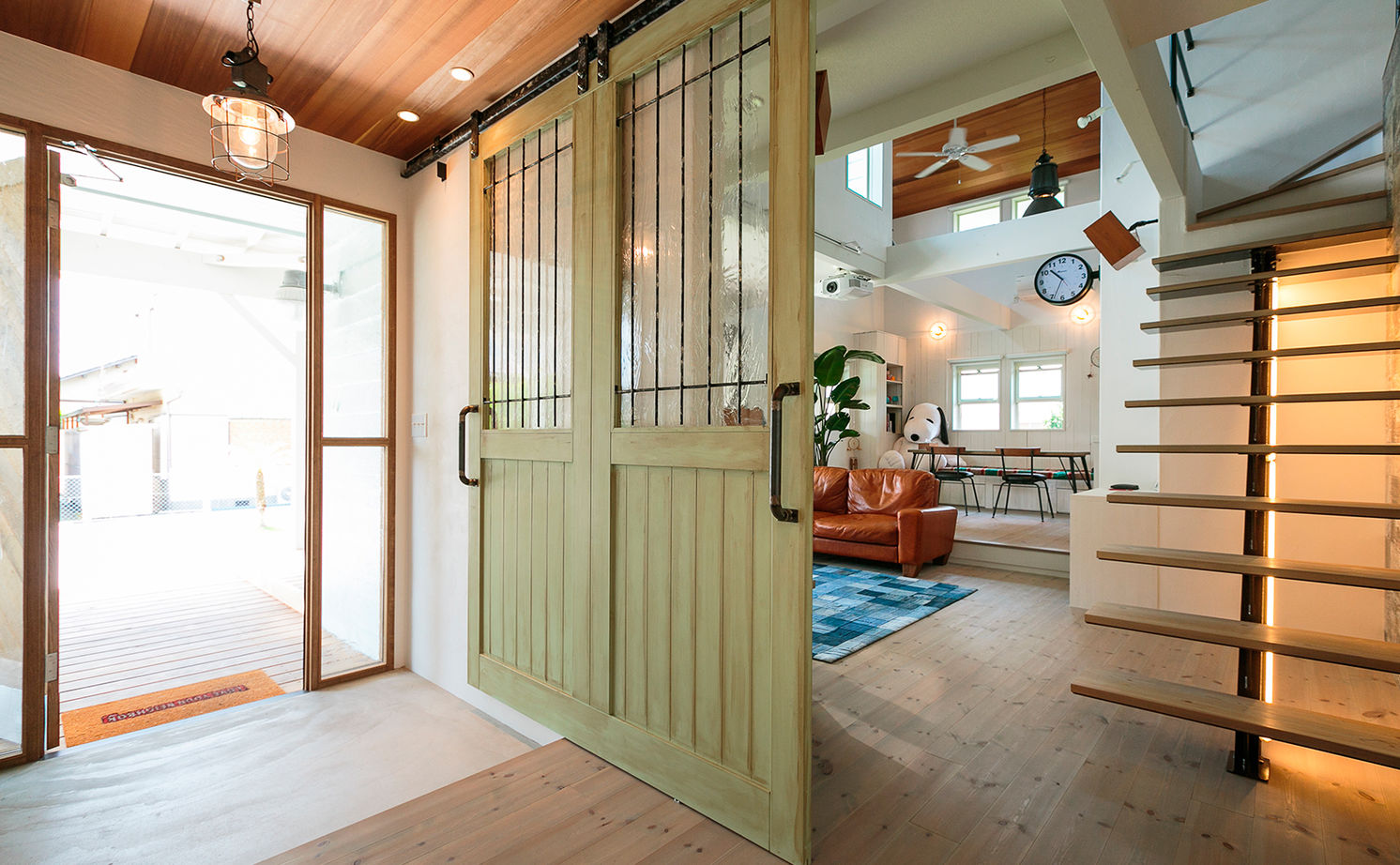 富士ホームズデザイン ここだけアメリカ？大きな三角屋根と開放的に外に繋がる広いウッドデッキテラスのアメリカンハウスの建築実例画像4