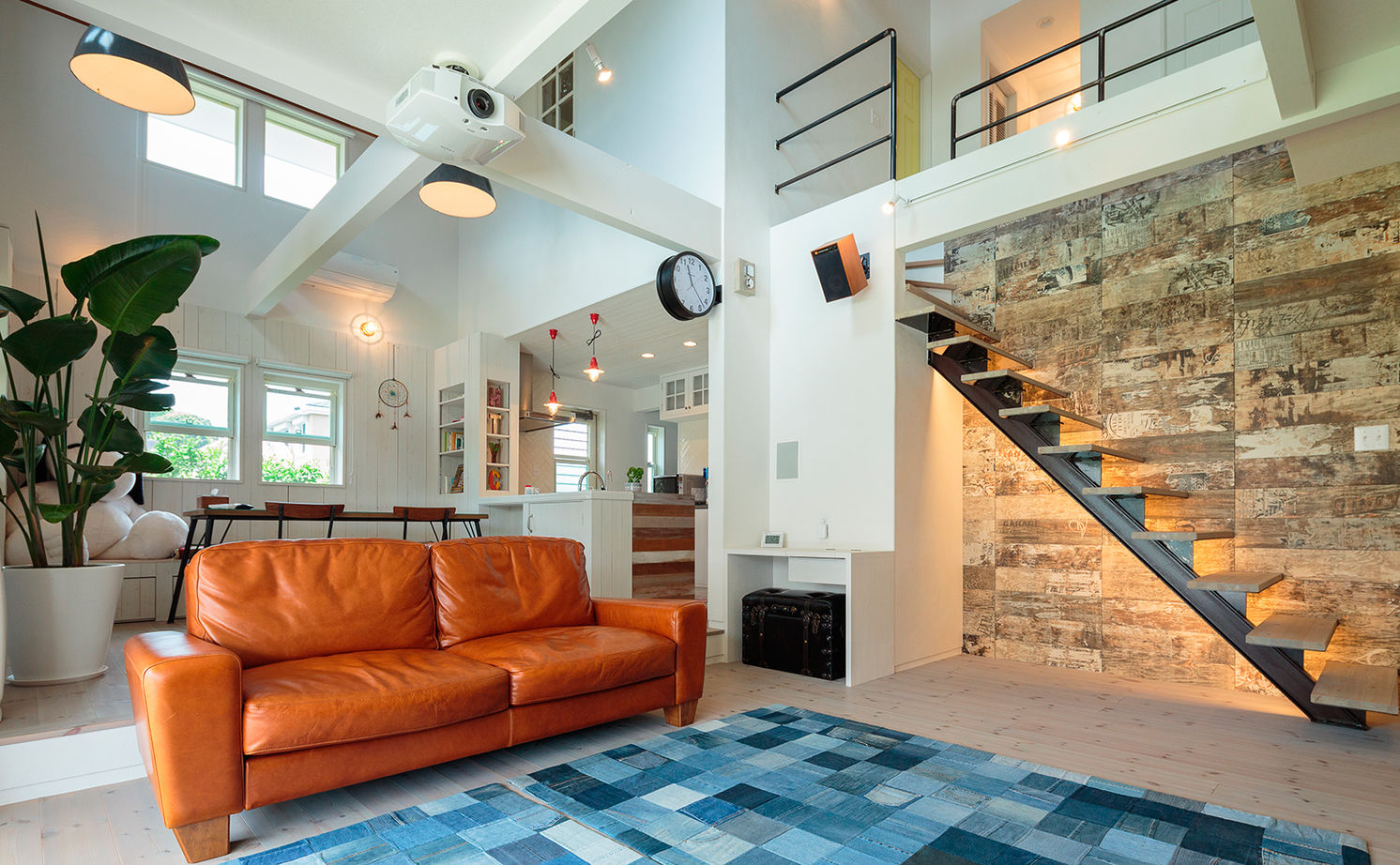 富士ホームズデザイン ここだけアメリカ？大きな三角屋根と開放的に外に繋がる広いウッドデッキテラスのアメリカンハウスの建築実例画像6