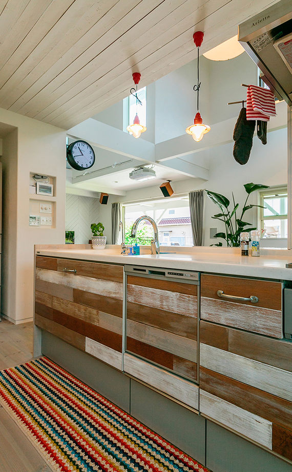 富士ホームズデザイン ここだけアメリカ？大きな三角屋根と開放的に外に繋がる広いウッドデッキテラスのアメリカンハウスの建築実例画像9