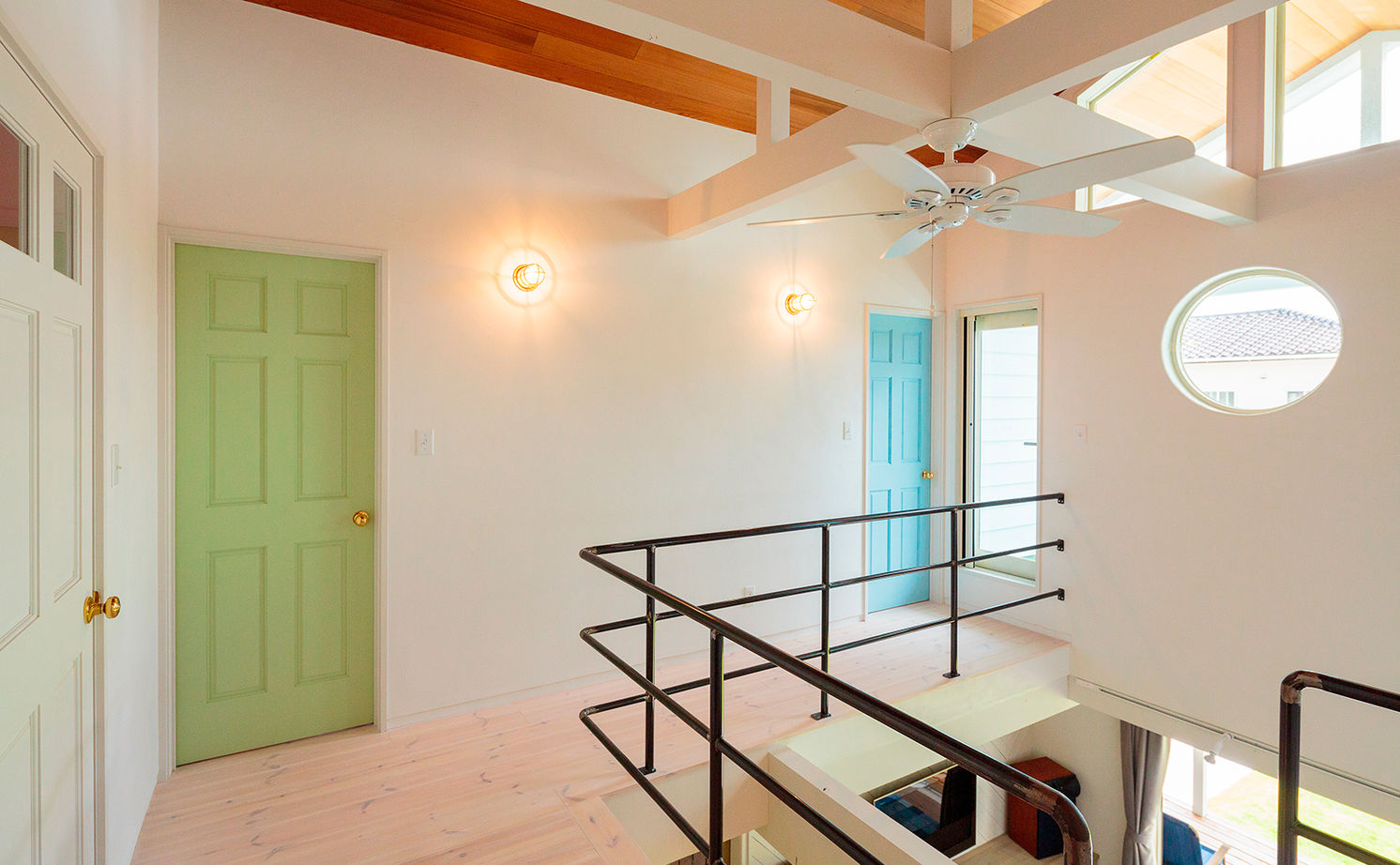 富士ホームズデザイン ここだけアメリカ？大きな三角屋根と開放的に外に繋がる広いウッドデッキテラスのアメリカンハウスの建築実例画像10