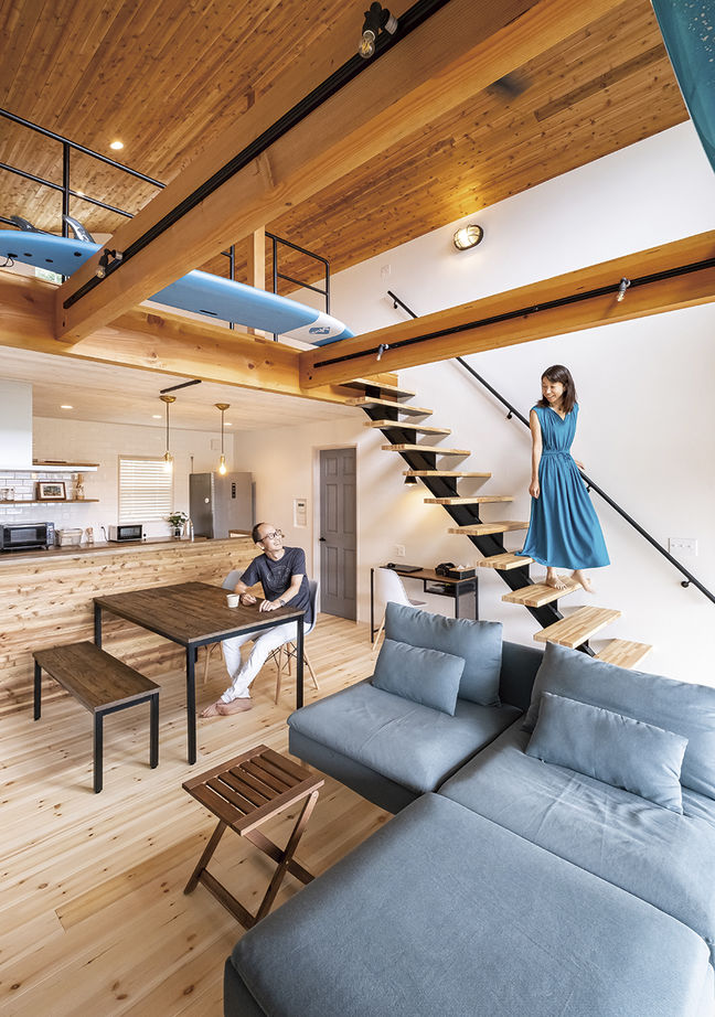 富士ホームズデザイン 広がる空、緑の木々、海が見える眺望が楽しめる立地に、通り抜ける風を感じる平屋のサーファーズハウスの建築実例画像2