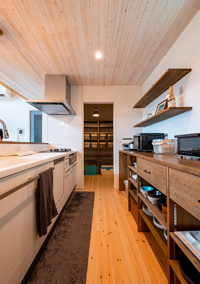 富士ホームズデザイン 広がる空、緑の木々、海が見える眺望が楽しめる立地に、通り抜ける風を感じる平屋のサーファーズハウスの建築実例画像5