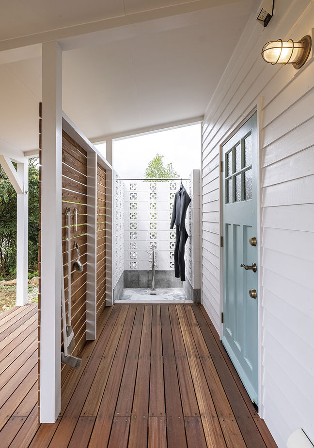 富士ホームズデザイン 広がる空、緑の木々、海が見える眺望が楽しめる立地に、通り抜ける風を感じる平屋のサーファーズハウスの建築実例画像7