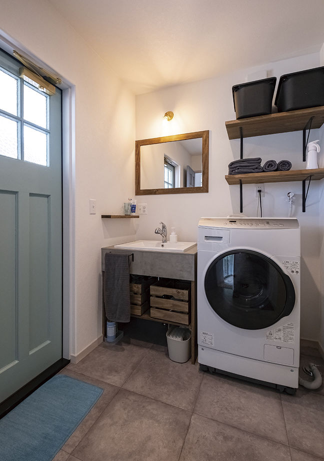 富士ホームズデザイン 広がる空、緑の木々、海が見える眺望が楽しめる立地に、通り抜ける風を感じる平屋のサーファーズハウスの建築実例画像8