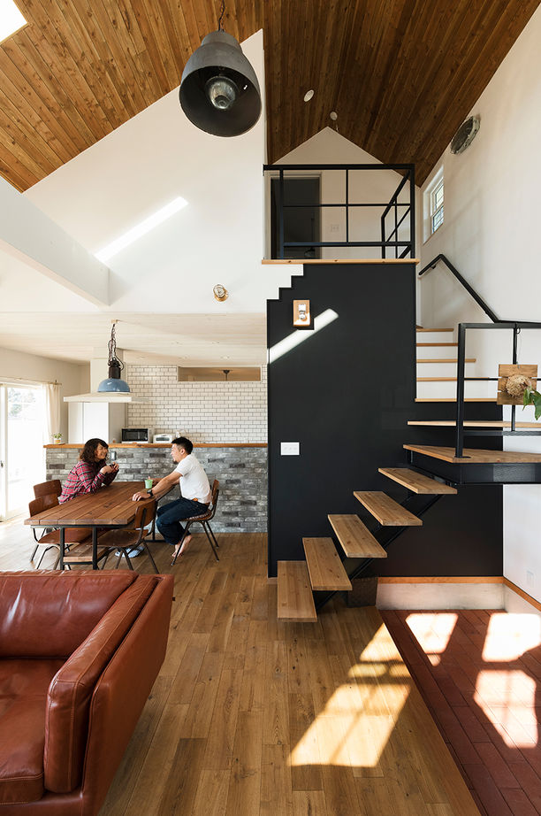 富士ホームズデザイン 高台に佇むアメリカンハウス、デッキからの眺めは特等席。趣味の車を存分に楽しむ、インナーガレージ付きの建築実例画像2