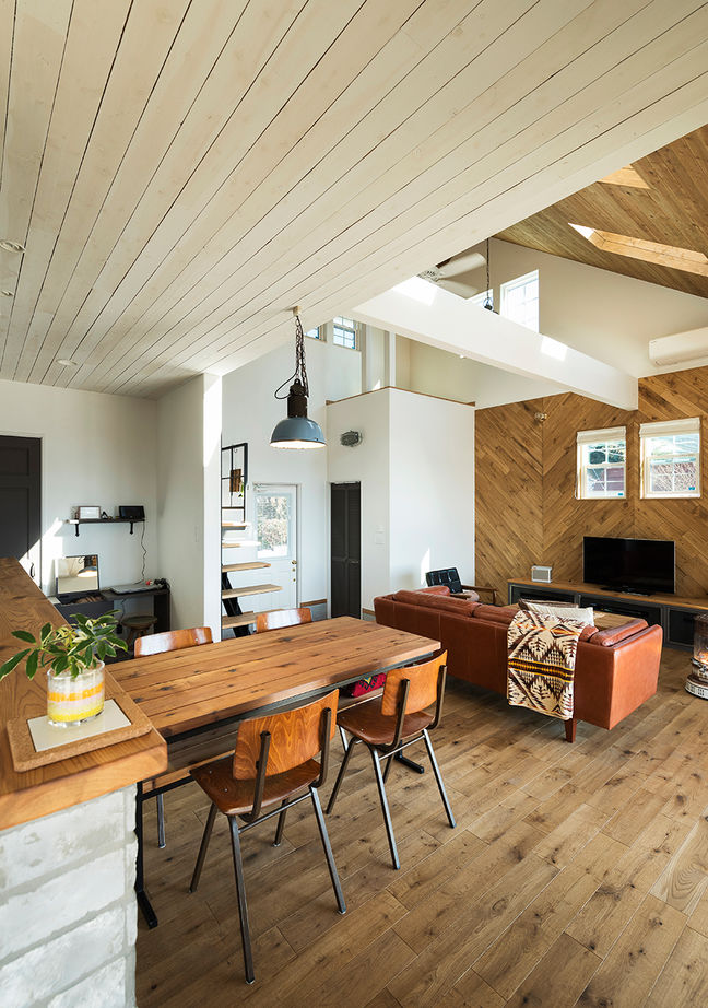 富士ホームズデザイン 高台に佇むアメリカンハウス、デッキからの眺めは特等席。趣味の車を存分に楽しむ、インナーガレージ付きの建築実例画像3