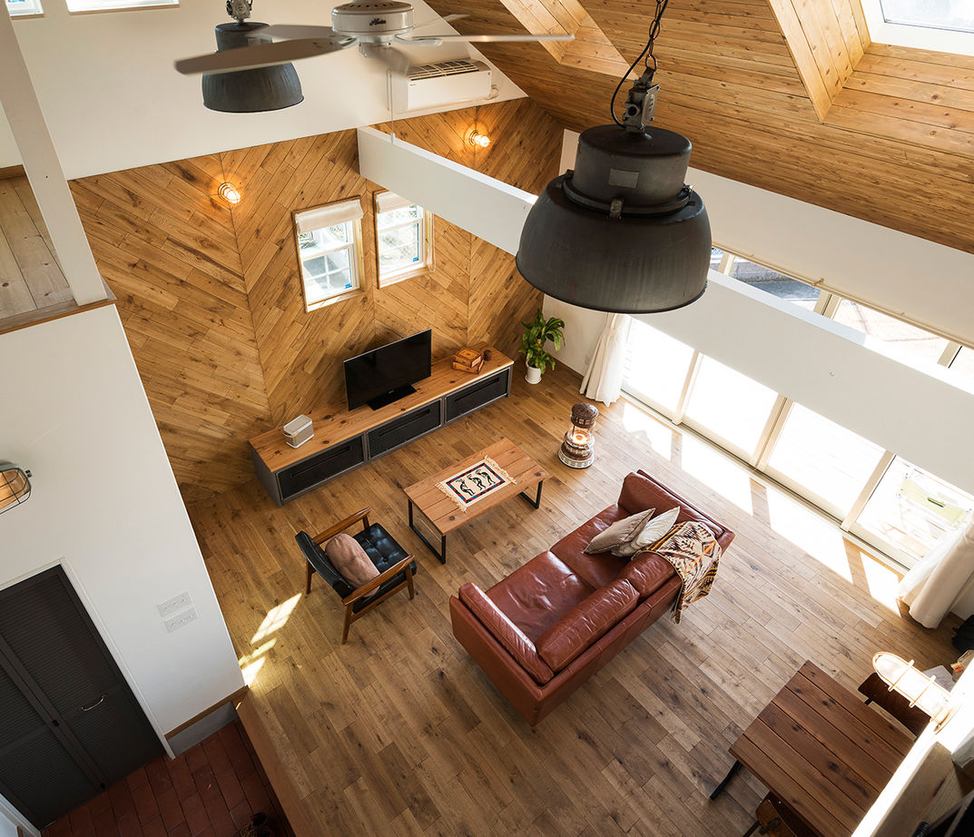 富士ホームズデザイン 高台に佇むアメリカンハウス、デッキからの眺めは特等席。趣味の車を存分に楽しむ、インナーガレージ付きの建築実例画像4