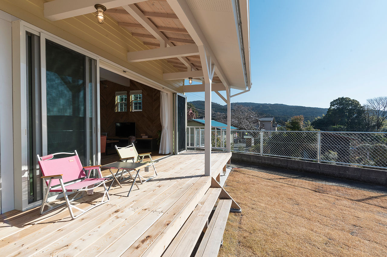 富士ホームズデザイン 高台に佇むアメリカンハウス、デッキからの眺めは特等席。趣味の車を存分に楽しむ、インナーガレージ付きの建築実例画像5