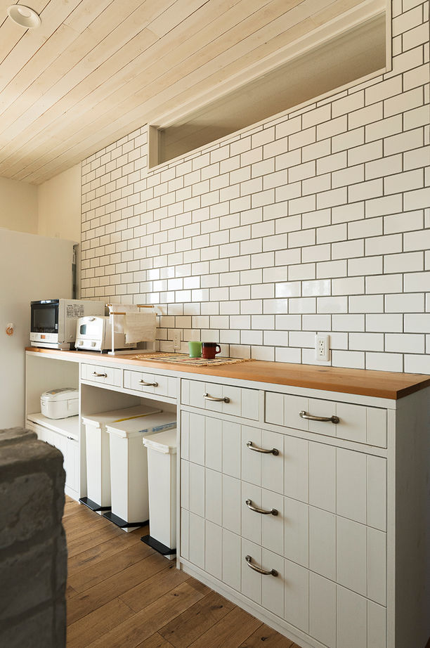 富士ホームズデザイン 高台に佇むアメリカンハウス、デッキからの眺めは特等席。趣味の車を存分に楽しむ、インナーガレージ付きの建築実例画像6