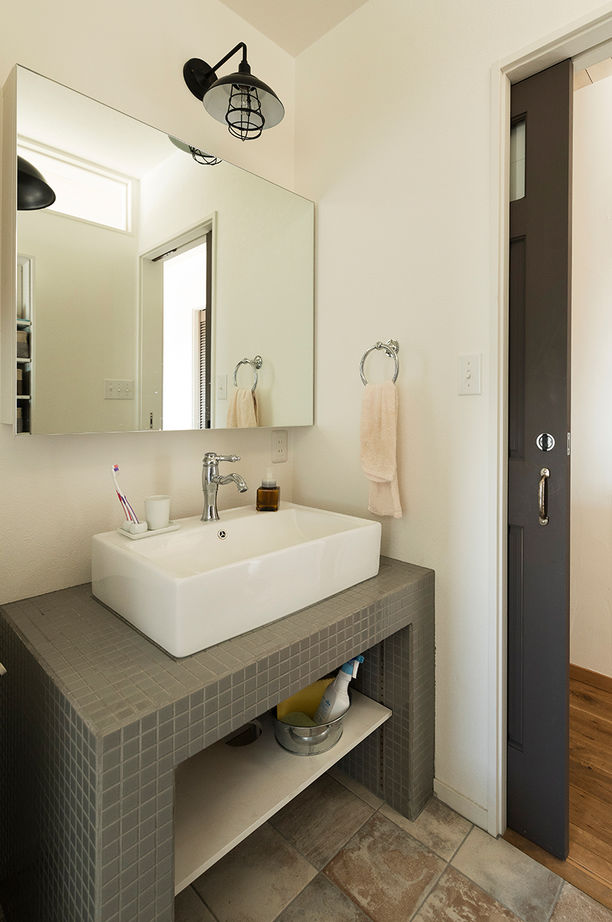 富士ホームズデザイン 高台に佇むアメリカンハウス、デッキからの眺めは特等席。趣味の車を存分に楽しむ、インナーガレージ付きの建築実例画像7