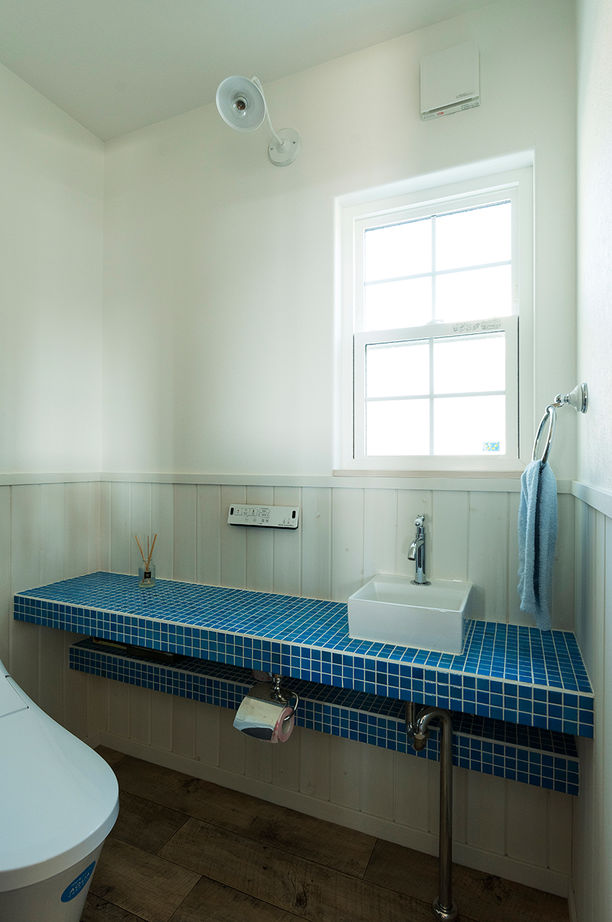 富士ホームズデザイン 高台に佇むアメリカンハウス、デッキからの眺めは特等席。趣味の車を存分に楽しむ、インナーガレージ付きの建築実例画像8