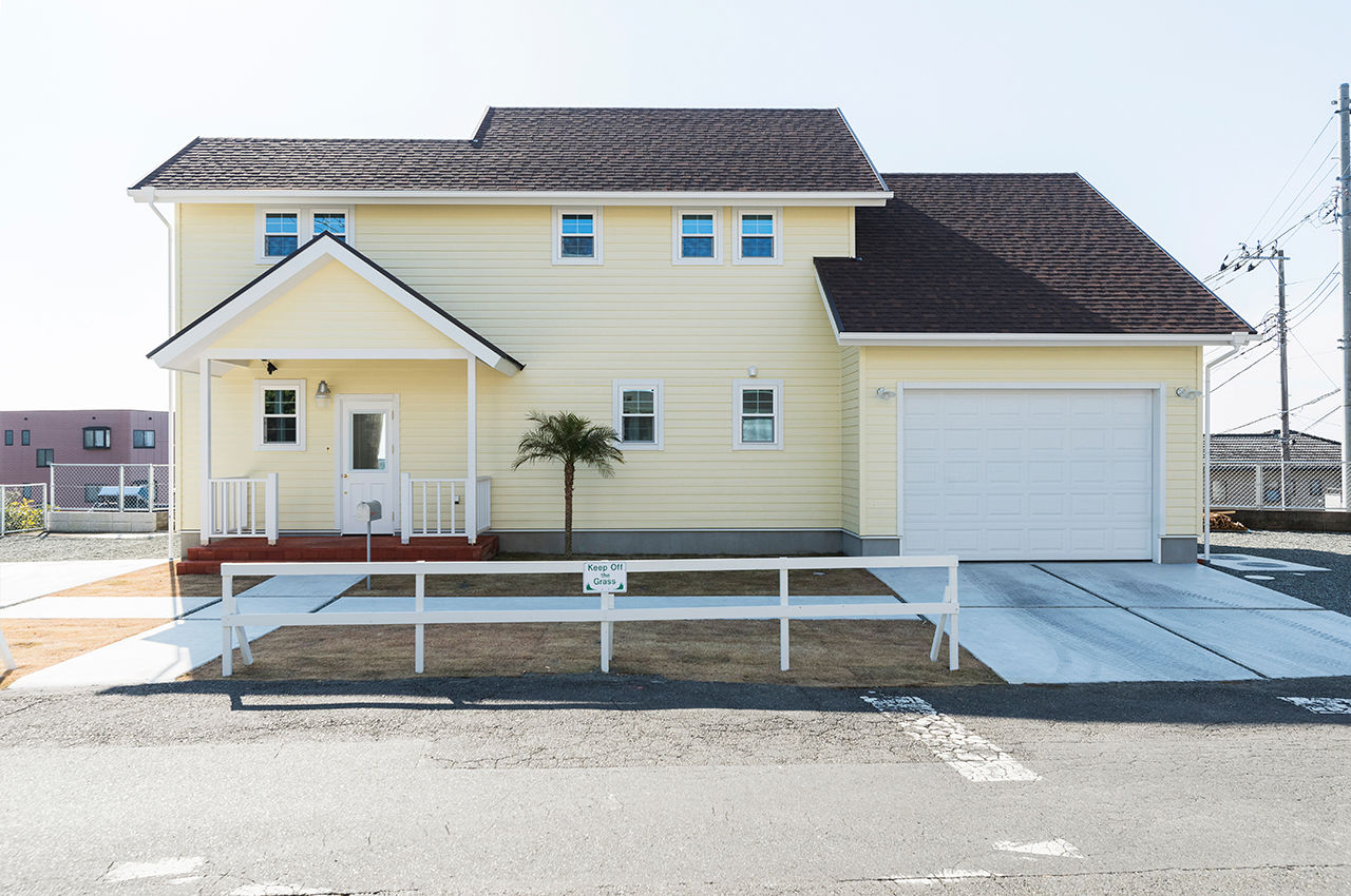 富士ホームズデザイン 高台に佇むアメリカンハウス、デッキからの眺めは特等席。趣味の車を存分に楽しむ、インナーガレージ付きの建築実例画像9