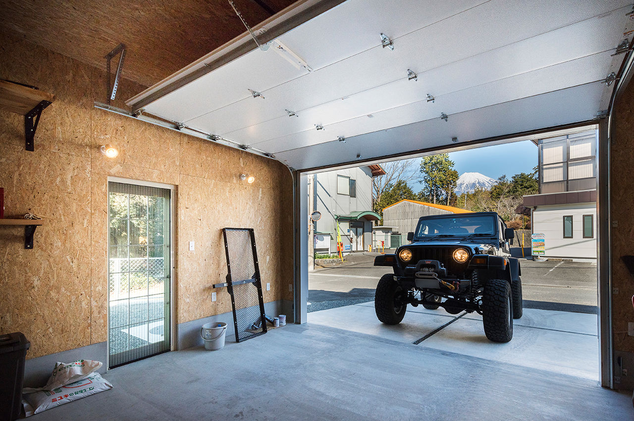 富士ホームズデザイン 高台に佇むアメリカンハウス、デッキからの眺めは特等席。趣味の車を存分に楽しむ、インナーガレージ付きの建築実例画像10