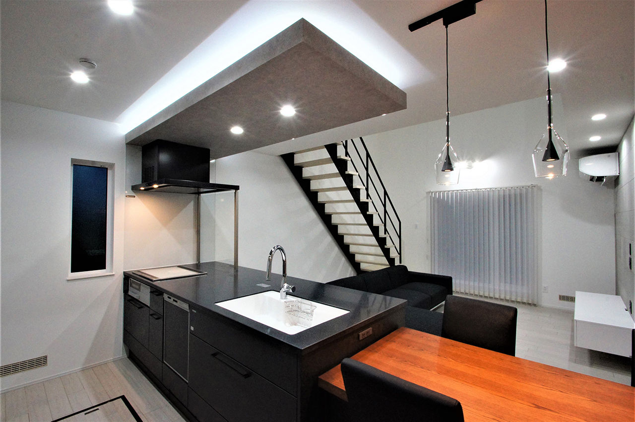 日沼工務店 【2000～2499万円】大きな吹抜で開放感いっぱい。オープン階段がお洒落！ゆったり広々、モノトーンのLDKの建築実例画像2