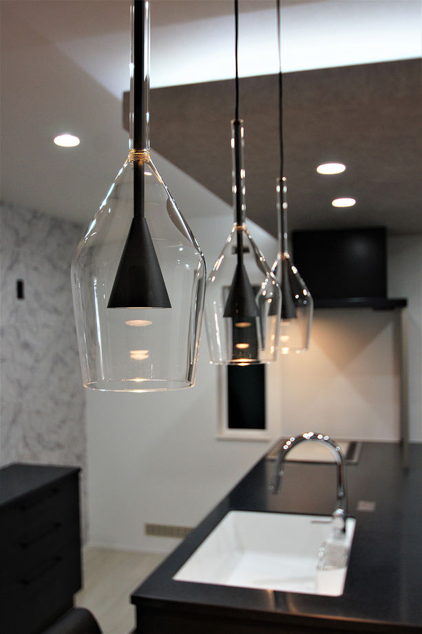 日沼工務店 【2000～2499万円】大きな吹抜で開放感いっぱい。オープン階段がお洒落！ゆったり広々、モノトーンのLDKの建築実例画像4