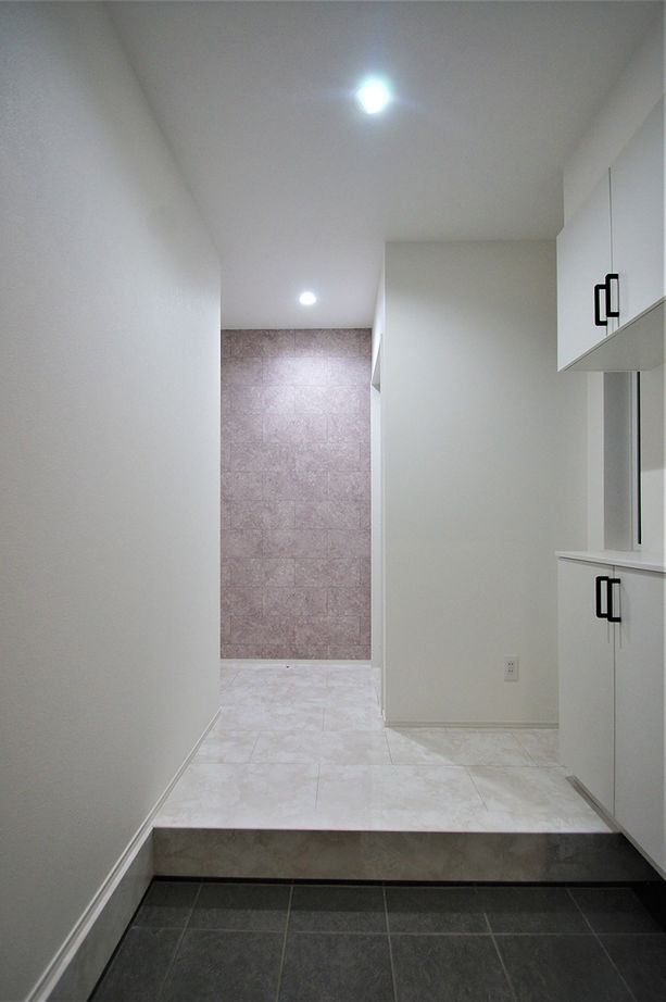 日沼工務店 【2000～2499万円】大きな吹抜で開放感いっぱい。オープン階段がお洒落！ゆったり広々、モノトーンのLDKの建築実例画像6