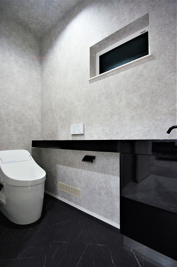 日沼工務店 【2000～2499万円】大きな吹抜で開放感いっぱい。オープン階段がお洒落！ゆったり広々、モノトーンのLDKの建築実例画像7