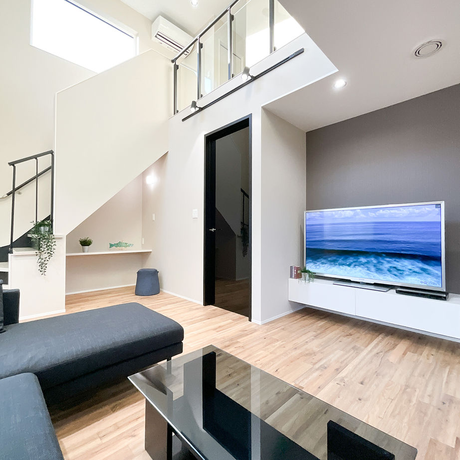 日沼工務店 【2000～2499万円】広く明るく、開放的なリビング。上部の吹抜窓から見える青空が外とのつながりを演出の建築実例画像2