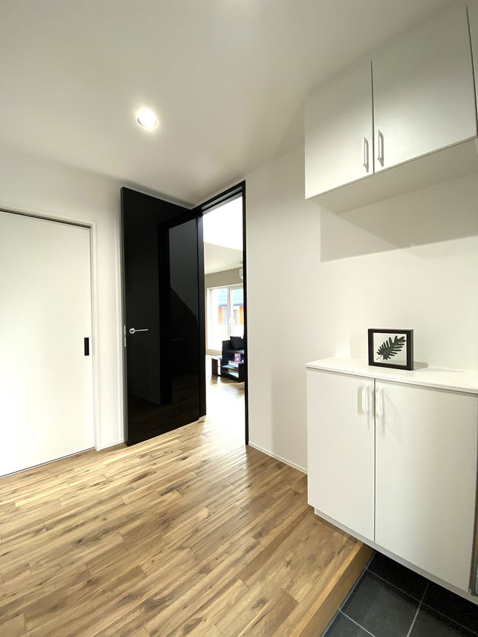 日沼工務店 【2000～2499万円】広く明るく、開放的なリビング。上部の吹抜窓から見える青空が外とのつながりを演出の建築実例画像3