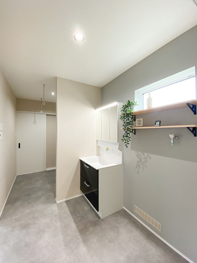 日沼工務店 【2000～2499万円】広く明るく、開放的なリビング。上部の吹抜窓から見える青空が外とのつながりを演出の建築実例画像4